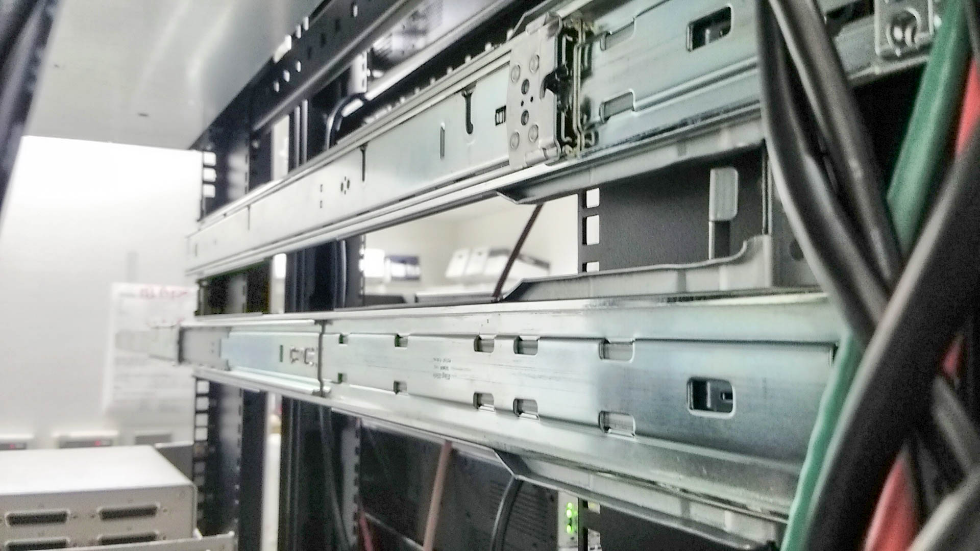 サーバーラックの設置と設定