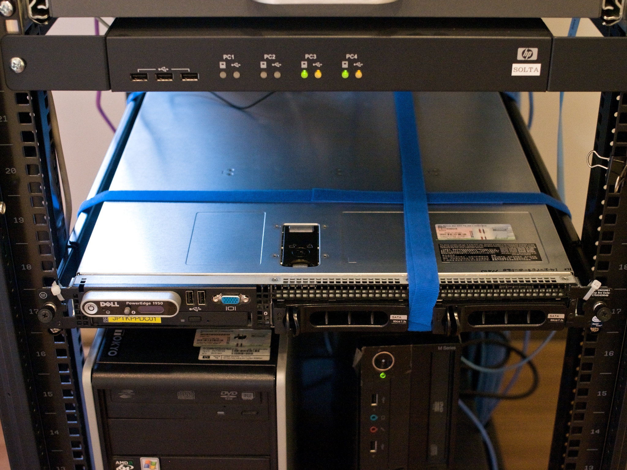 サーバーのラックマウント