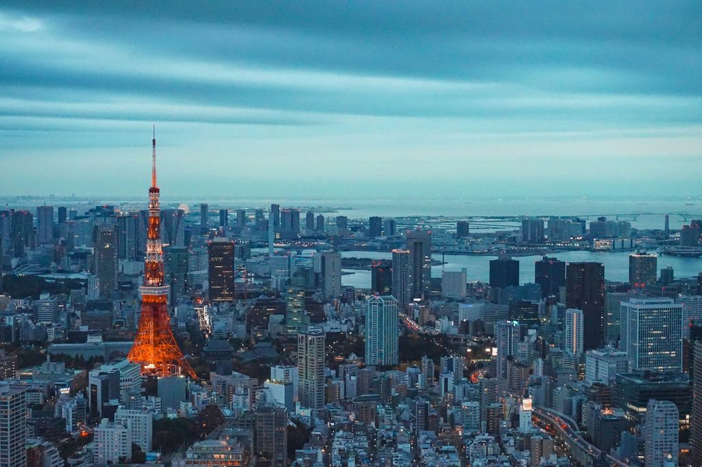 夕暮れ時のパリ・エッフェル塔